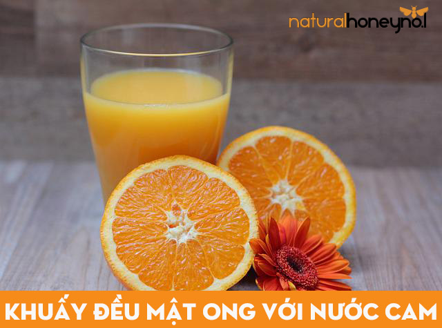 Đổ nước cam ra cốc, cho thêm mật ong vào, sau đó đem khuấy đều để mật ong hòa tan với nước cam. 